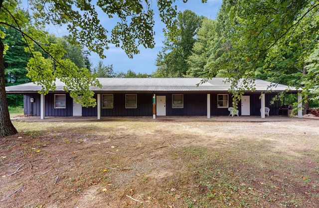 Peaceful wooded escape w/ kitchenette, gas grill, lakes & trails nearby