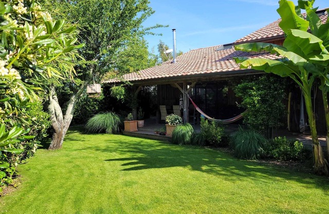 Peaceful wooden house in a green setting 10 minutes from the beach!