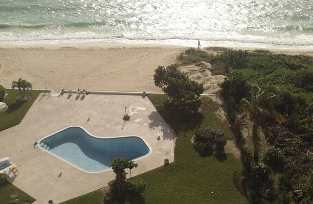 Tranquilo y relajante vista al mar y a la piscina desde un apartamento de 1 habitación