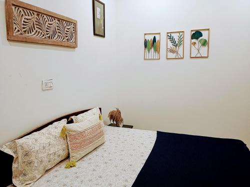 Peacelily Hotel - AC rooms with netflix in upper tapovan, also available for monthly rent 25K