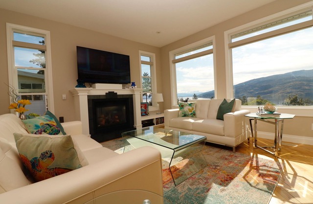 Peachland Pointe in Wine Country 180° Lake Views!