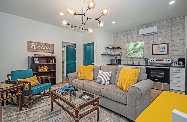 Peacock Cottage/3 blks to downtown Nac/King Bed/WiFi/Covered Parking