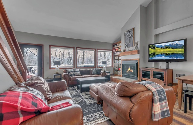 Peak Convenience- Spacious Resort Retreat on Holiday Valley