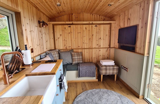 Peak District Shepherds Hut with incredible views
