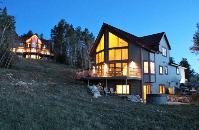 Exclusiva cabina con aire acondicionado, bañera de hidromasaje, Wi-Fi, futbolín, dardos, garaje doble, cerca de Deadwood