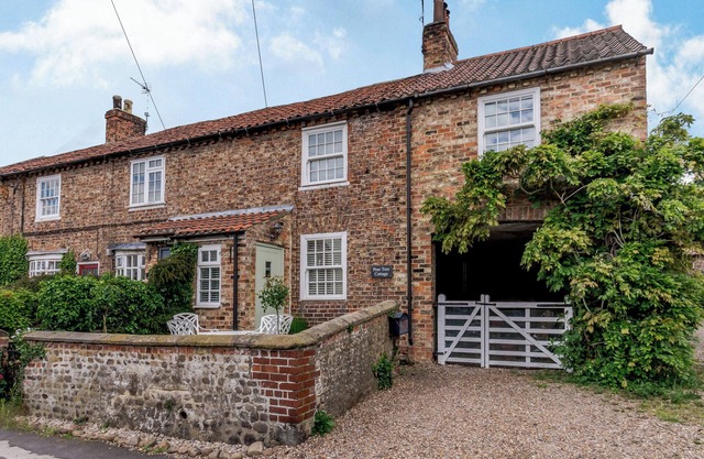 PEAR TREE COTTAGE, pet friendly, with open fire in Great Ouseburn