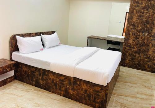 Pearl Stays, Tirupati - Very convenient for the people coming from Bangalore and Chennai - You can skip city traffic while reaching any temple in Tirupati - Covered Parking - 24hrs Front Desk and Hot Water - Free WiFi - Flexible Checkin-in Check-out times