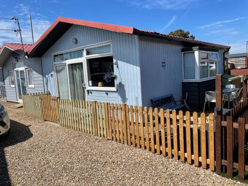 Pebbles 144 South Shore 2 bed chalet 2 dog friendly, sleeps 4