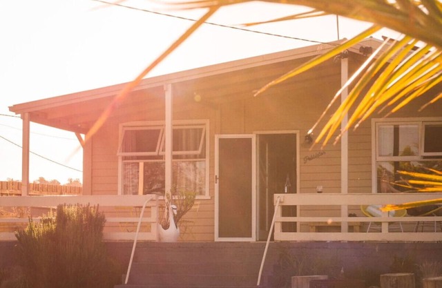 Pebbleton, Retro Riverside Cottage, Tamar Valley