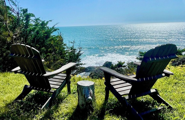 Pelican Point -- Oceanfront Blufftop on 1 Acre, Hot Tub, Dog Friendly!