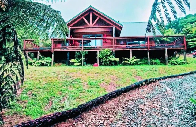 Pelorus Sound Log Home - Off Grid Paradise