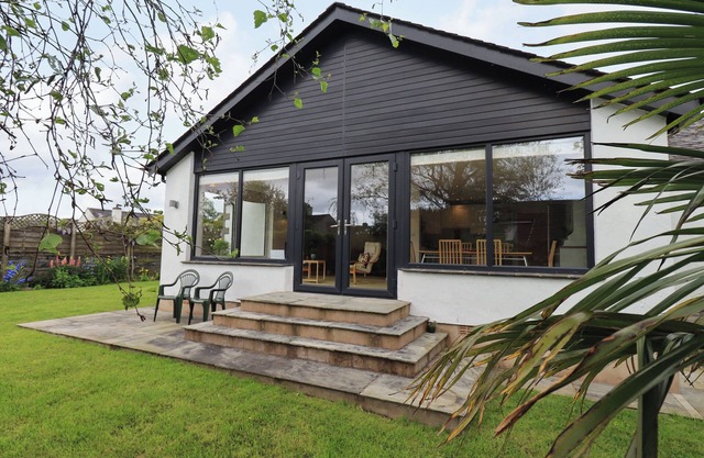 PEMBROKE, family friendly, with open fire in Cartmel