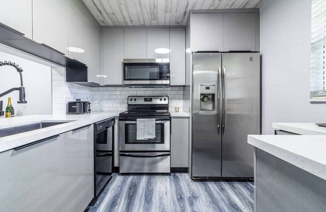 Pembroke Pines 2/2 condo, spacious, fully updated and family-friendly.