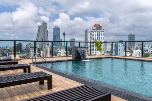 Pendennis Fern - 4-Bedroom Luxury Retreat with Rooftop Pool in Central Colombo