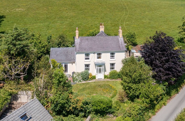 PENDRE FARMHOUSE, family friendly, with open fire in New Quay