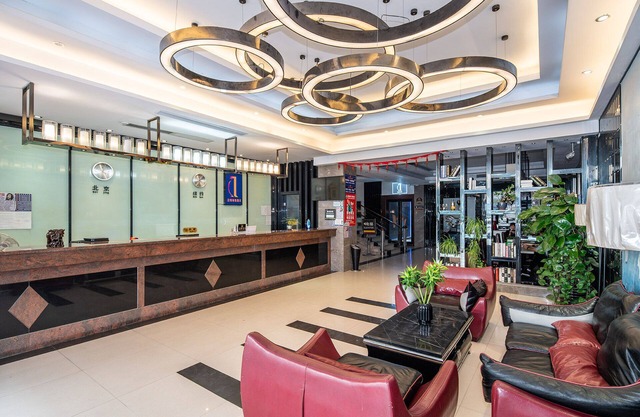 Penguin Airport hotel&free shuttle bus