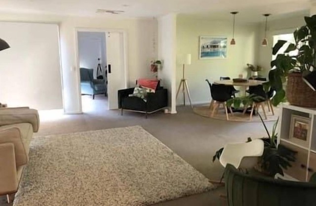 Peninsula beachside 4-bd + cinema & work station