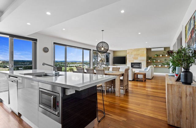 Peninsula View House by Ready Set Stay