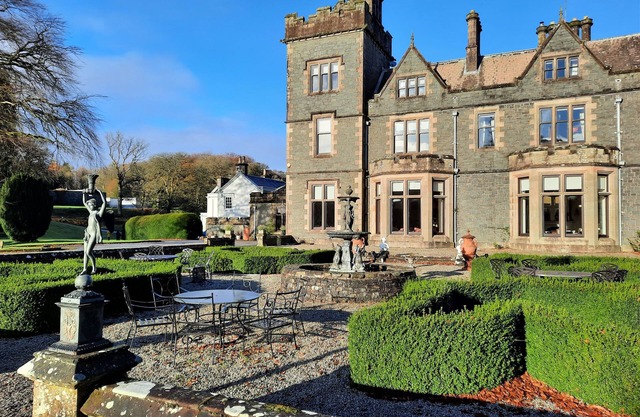 Penninghame Tower - an apartment that sleeps 8 guests in 4 bedrooms
