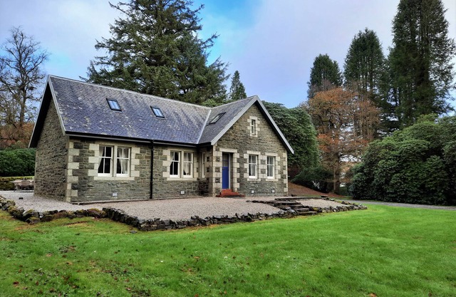 Penninghame West Lodge - a cottage that sleeps 10 guests in 5 bedrooms