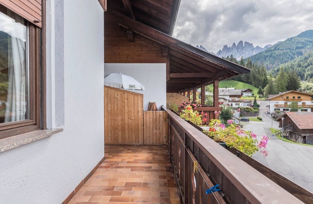 'Pensión Sonia Apartamento 102' con vistas a la montaña, jardín y Wi-Fi