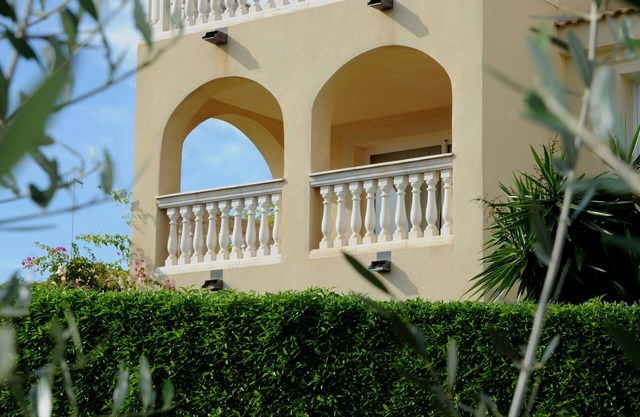 Apartamento ático Vista Sol, gran terraza con jardines y piscina grande.