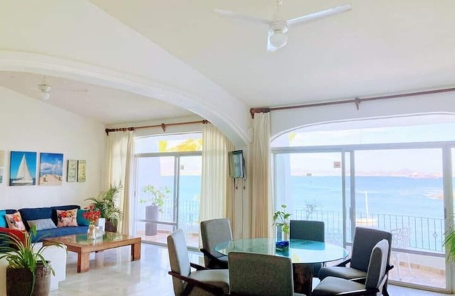 Apartamento tipo Penthouse 2 pisos, frente al mar.