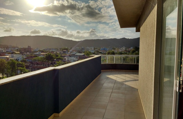 Apartamento ático con vistas al mar, a 400 m de la playa, excelente ubicación.