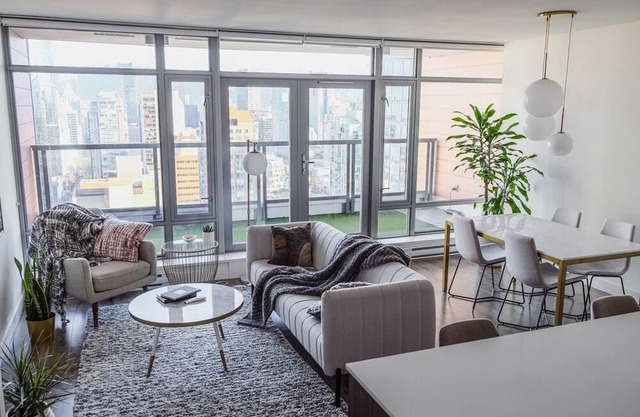 Penthouse condo located 5 minutes from the seawall