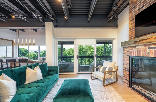 Penthouse Condo with vaulted ceiling on the Lakefront Downtown Kelowna