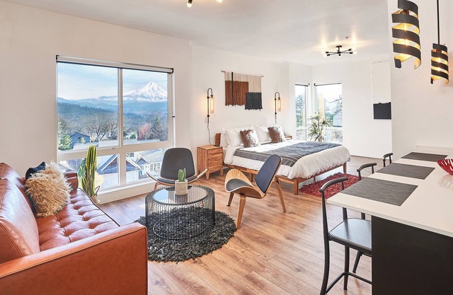 Penthouse deluxe studio, Mt Hood views, downtown White Salmon, suite 12