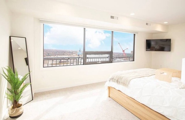 Penthouse | Free Parking, Wi-Fi & Laundry!