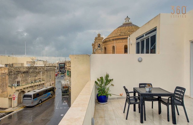 Penthouse in Mosta with city views & terrace!