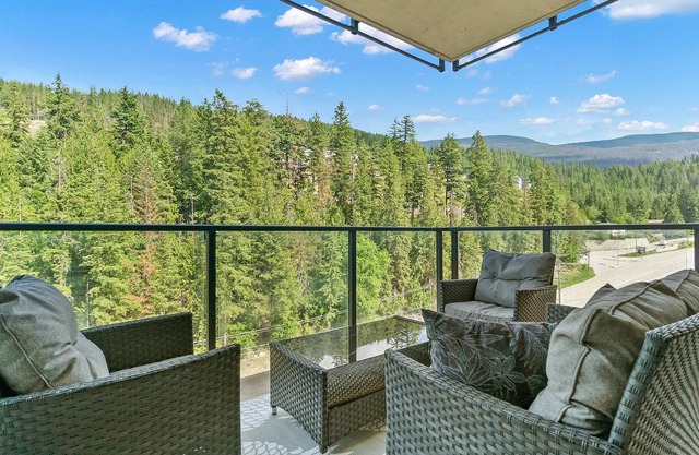 Penthouse on Mara Lake with Pool, BOAT SLIP and gym 3 bedrooms/ 3 bathrooms