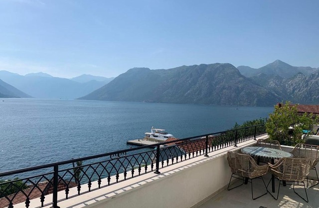 Penthouse on the Bay - 20m from the Beach