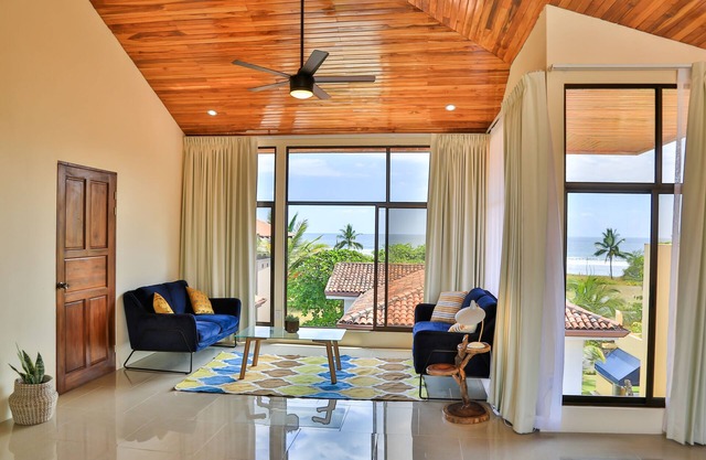 Penthouse Suite Whitewater Ocean / Mountain Views