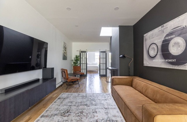 Penthouse Suite; Weekly cleanings, Fast WiFi, Washer/Dryer