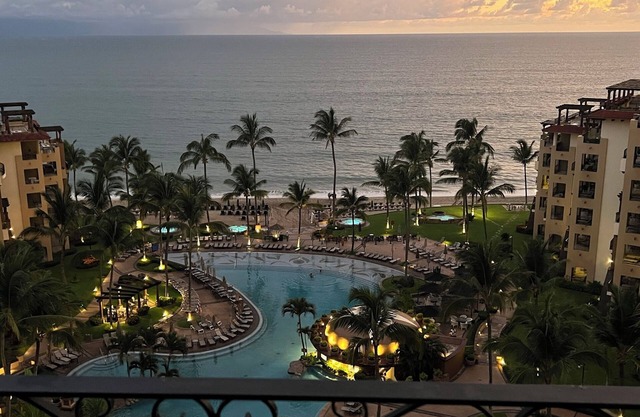 PENTHOUSE VIEWS! BradAndJoeyRentals Sunsets, beach & city lights