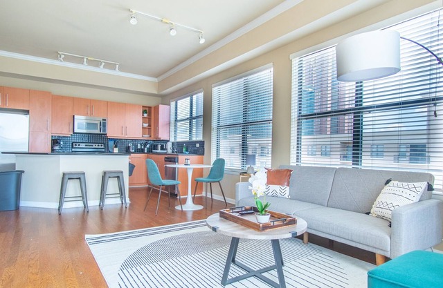 Penthouse views! Walk Everywhere! 1BR Uptown Apt