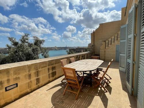 Penthouse w/unique harbour view