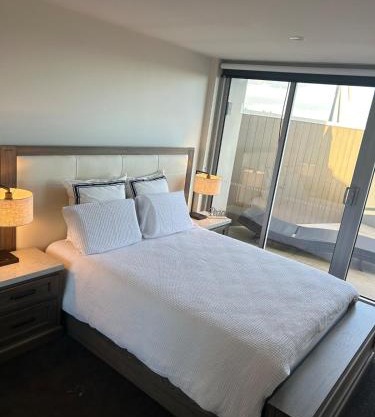 Penthouse with Stunning Melbourne Skyline View