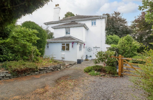 PENTRE COURT COTTAGE, pet friendly, with a garden in Abergavenny