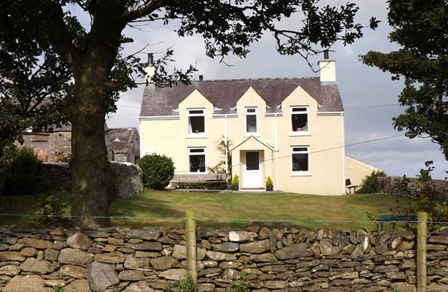 Pentreheulyn, CARREGLEFN