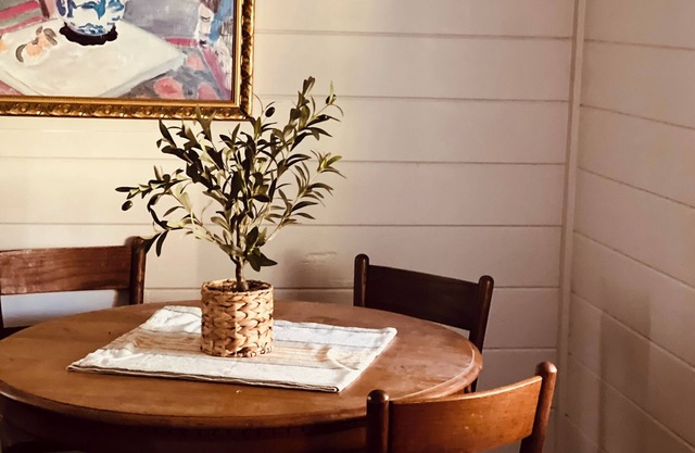 PEONY PLACE nCharming 2BR farmhouse in the heart of horse country on flower farm