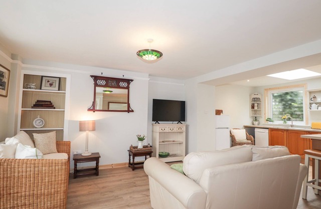 PEPPERMILL COTTAGE, pet friendly, with a garden in Whitehills