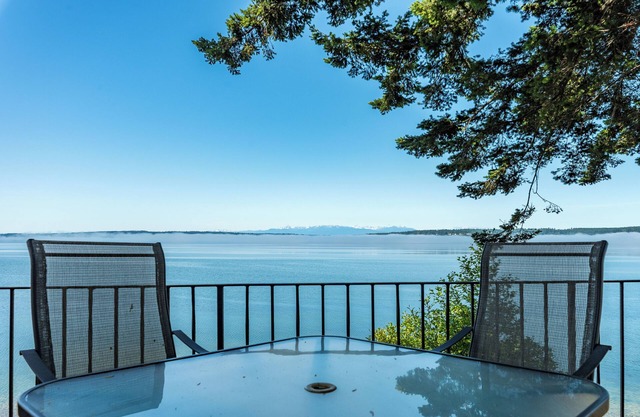 Perch - Breezy Point Hideout: Waterfront w/ Beach, Hot Tub, Kayak, Paddle