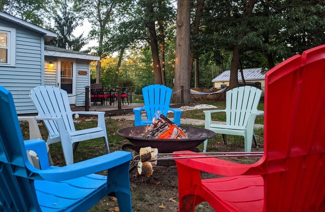 Perch Cottage l Kayaks, Firepit & Fun Just 5 Mins from Lakeside Beach!