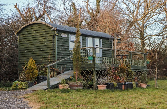 PERCH HUT, pet friendly, character holiday cottage in Crowborough