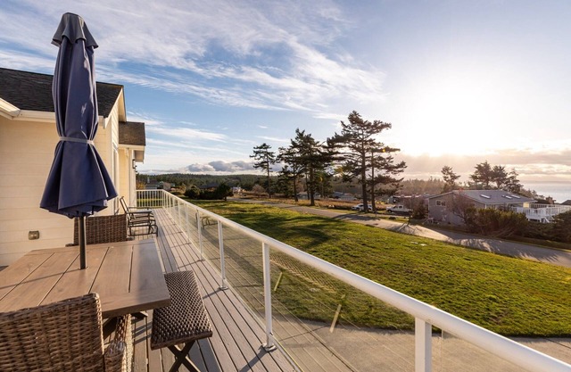 Perch - La Fiesta 34: Luxe Retreat w/ Serenity View & Firelit Comfort