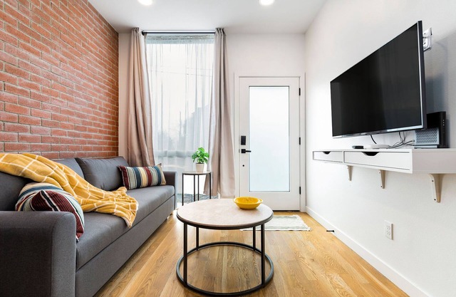 Perch - Marion Manor 16: Modern Townhome 10 mins from Seattle U & Swedish